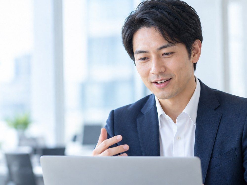 オンラインで相談に応じる担当者