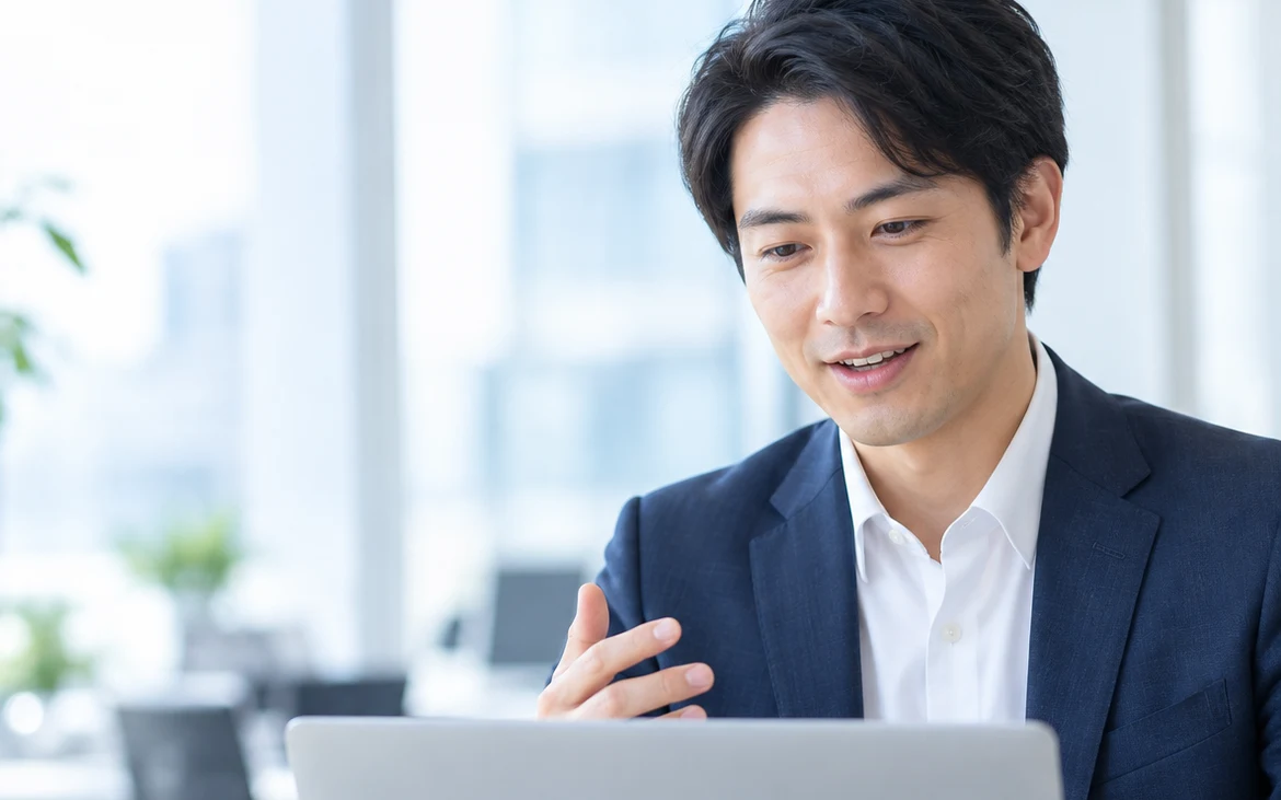 オンラインで相談に応じる担当者