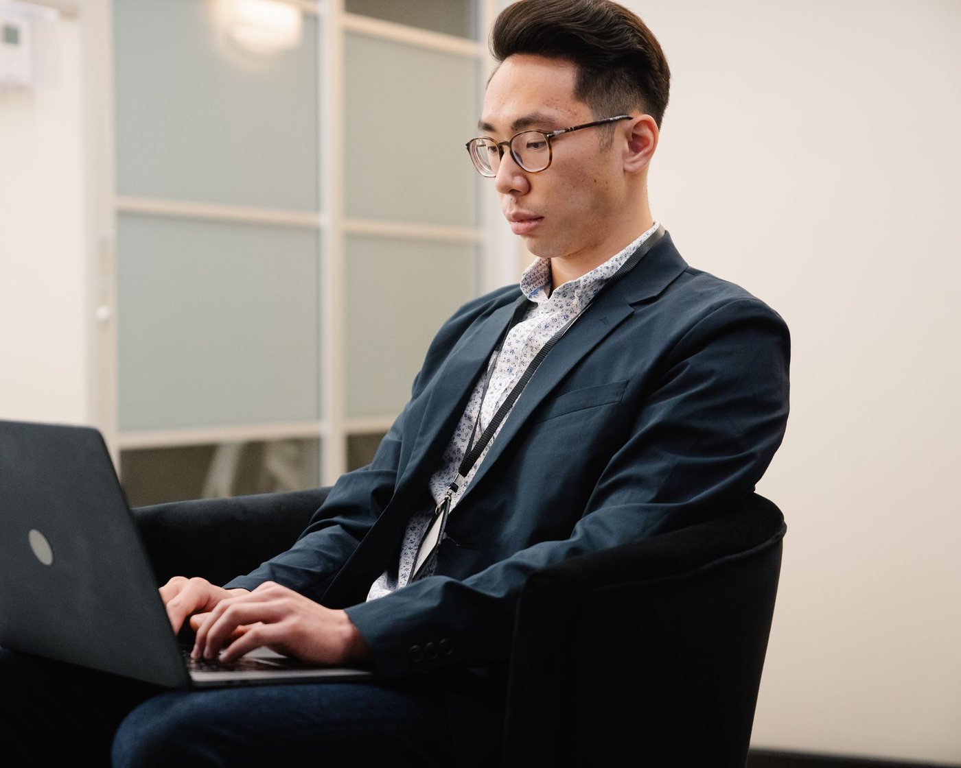 ノートPCの画面で内容を確認するビジネスパーソン